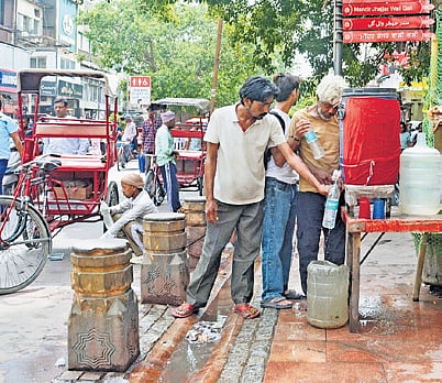 Delhi  sizzles as 41°C, feels like 53°C, yet met dept says ‘not a heatwave’