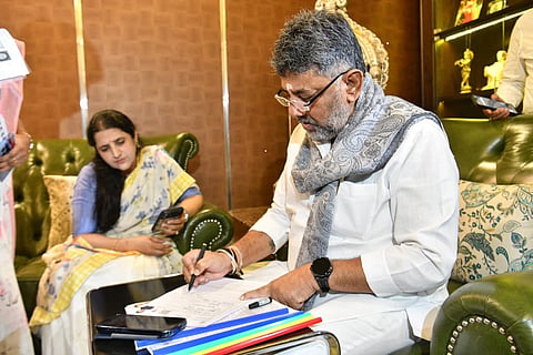 Chief Minister DK Shivakumar fills the enumeration form on Day-1 of SIR at his Sadashivanagar residence in Bengaluru on Tuesday. His wife Usha looks on.