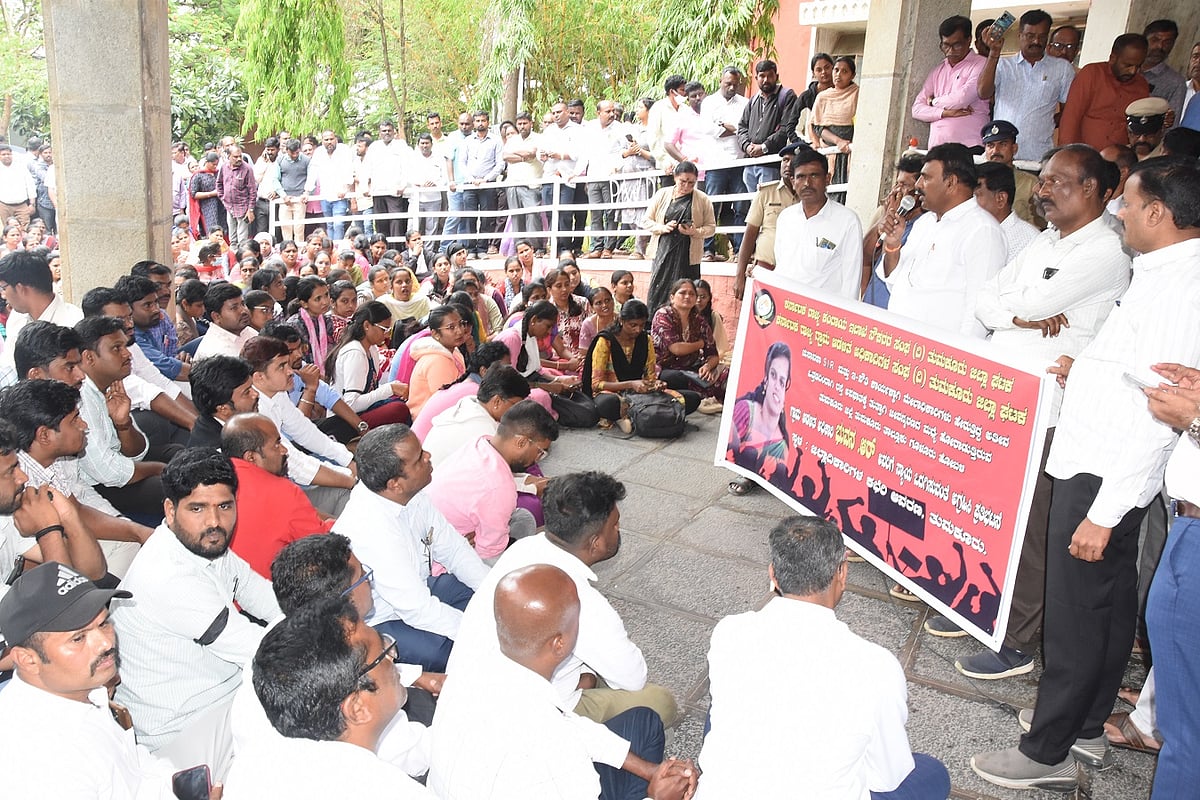 SIR supervisor dies in accident, government staff protest in Karnataka