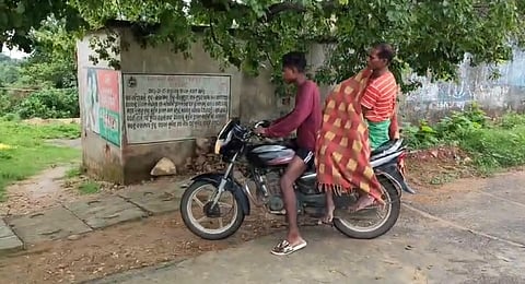 Jamuna’s body being carried on motorcycle in Jharsuguda’s Laikera block.