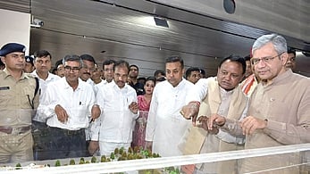 CM Mohan Charan Majhi and Railway minister Ashwini Vaishnaw examine the plan of Puri station development