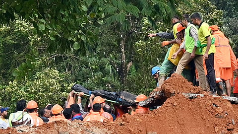 The bodies of those who died in the landslide disaster in Kalladi, Wayanad, are being taken by rescue teams