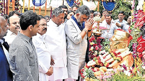 Chief Minister DK Shivakumar, Deputy CM Dr G Parameshwara and ministers pay tributes to former Deputy PM Dr Babu Jagjivan Ram on his 40th death anniversary at Vidhana Soudha in Bengaluru on Monday.