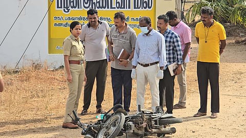 District Superintendent of Police Shristi Singh inspecting the spot of the attack on Thangavel, key witness in the advocate Muruganandam murder case, in Dharapuram, Tiruppur district.