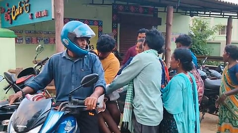 With no alternative arrangement made by the authorities, the grieving family was forced to carry the child’s body home on a motorcycle. 