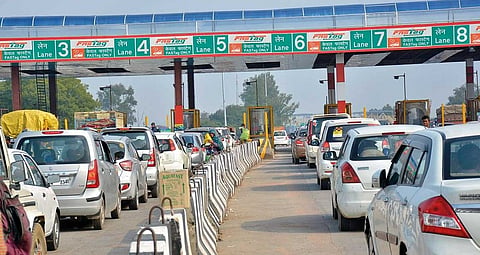  TMCC monitors real time transaction details of fee plazas and supervises lane operations continuously.