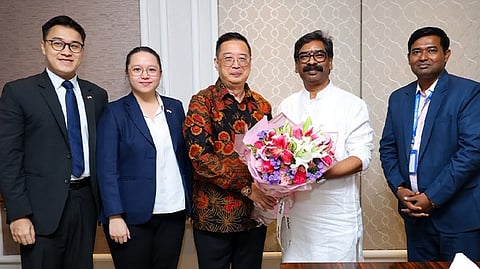During the National Stakeholders' Consultation 2026, Chief Minister Hemant Soren held detailed discussions with the High Commissioner of Singapore to India, Simon Wong Wie Kuen, on promoting investments in Jharkhand.