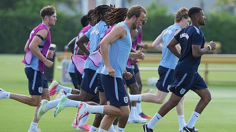 England's Harry Kane, center, and the team participate in a training session ahead of their quarterfinal World Cup soccer match against Norway Friday, July 10, 2026, in Fort Lauderdale, Fla.
