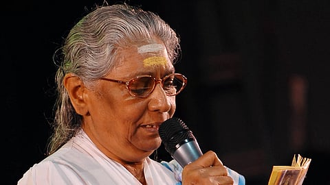Her passing was confirmed by her family, with her granddaughter sharing an emotional note stating that the iconic singer passed away peacefully.