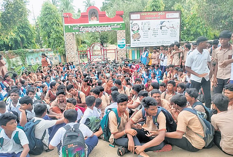 The students staging demonstration in front of the school 