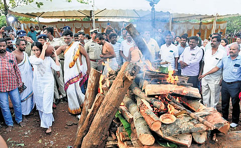 S Janaki’s granddaughter Apsara Vydyula performs the last rites for the famous singer at a farmhouse on the outskirts of Mysuru on Sunday 