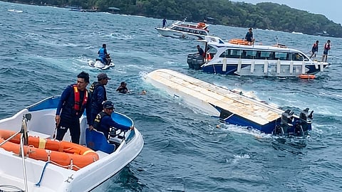 While some tourists had already disembarked on the island before the mishap, those who remained on board died when the boat overturned. 