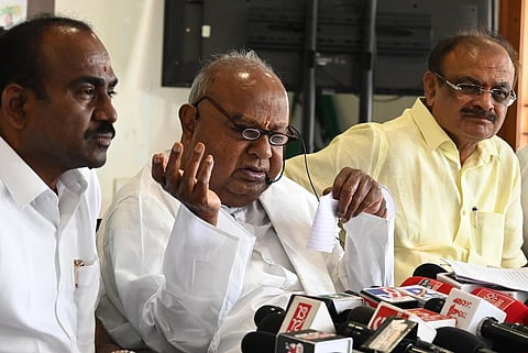  JD(S) supremo HD Deve Gowda addressing media regarding farmers' protest and arrest on Bidadi Township issue.
