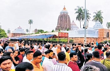Sahanamela (free public darshan) began at 5.30 pm and concluded at 6.30 pm amid light drizzle and overcast skies. 