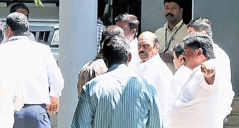 Former DMK minister EV Velu appeared before DVAC at its headquarters in Alandur in connection with the highway tender corruption case.