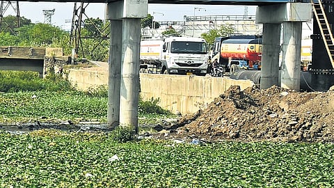 Large mounds of sand and debris inside the canal near Kodungaiyur 
