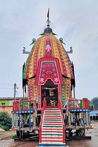 The old chariot had become structurally weak over the years, prompting the district administration to facilitate the construction of a new one with support from local donors. 
