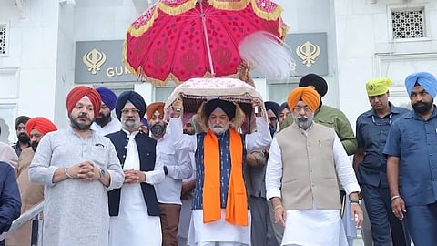 Delhi L-G pays tribute to grandfather Teja Samundri.