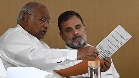 AICC President Mallikarjun Kharge (L) and Lok Sabha LoP Rahul Gandhi.