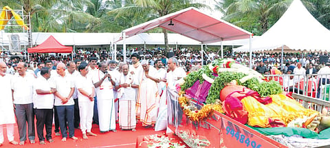  The funeral procession passed through Paduvalahippe, Hanumanahalli and Halekote before reaching Kyatanahalli, where the Gowda family arranged the last rites. 