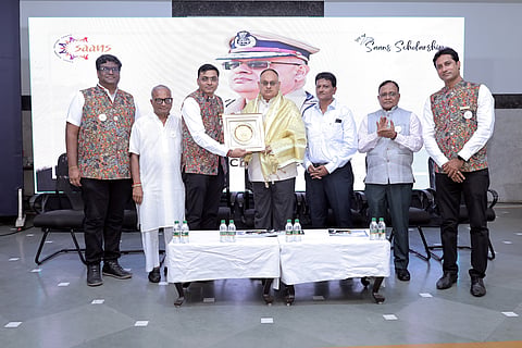 The President of Shri Agrawal Navayuvak Sangh, Neeraj Marodia emphasized that the Sangh has been helping underprivileged and meritorious students by providing scholarships, thereby enabling them to pursue their education.