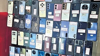 The stolen mobile phones used for representational purposes only. 