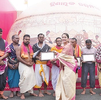 Actor Elina Samantaray unveiling Aashirvaad Atta’s pavilion in Puri.