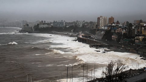 Heavy waves crash along the coast of Viña del Mar, Chile, on July 17, 2026.