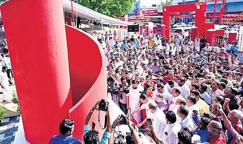 CPM workers and leaders paying tribute at the VS memorial in Alappuzha on Tuesday