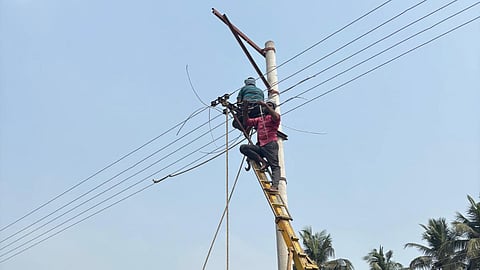 LT Conductor stringing work is under progress at Togummi (V) of Kovvuru Section, under RDSS works.