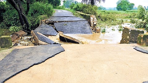  Due to heavy rainfall, unpaved roads at Birda, Tainsor, Jarakudar, Buchahanda and Gopadihi villages in Lathikata block turned from bad to worse and developed deep craters at many places. 