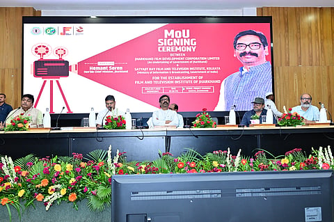 The agreement was signed between the Jharkhand Film Development Corporation Limited (JFDCL) and SRFTI in the presence of Chief Minister Hemant Soren in Ranchi. 