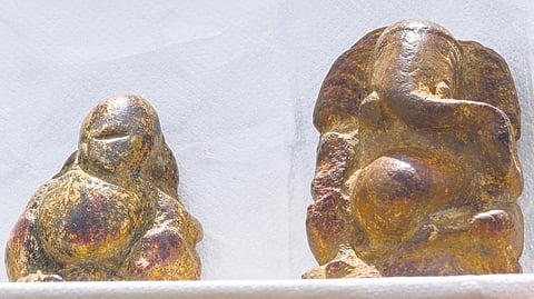 The two miniature idols measure 5.0 × 3.0 cm and 4.0 × 2.0 cm. 