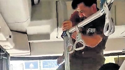 A screengrab of BMTC bus driver assaulting a man accused of inappropriate behaviour 