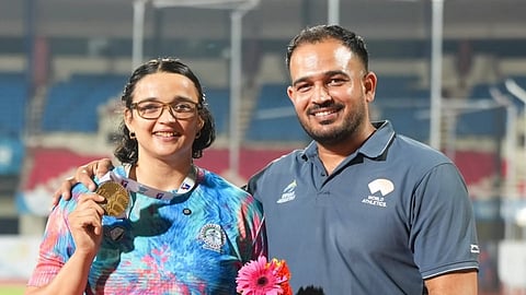 Seema Kaliramna (L) with her husband & coach Ravinder Kaliramna