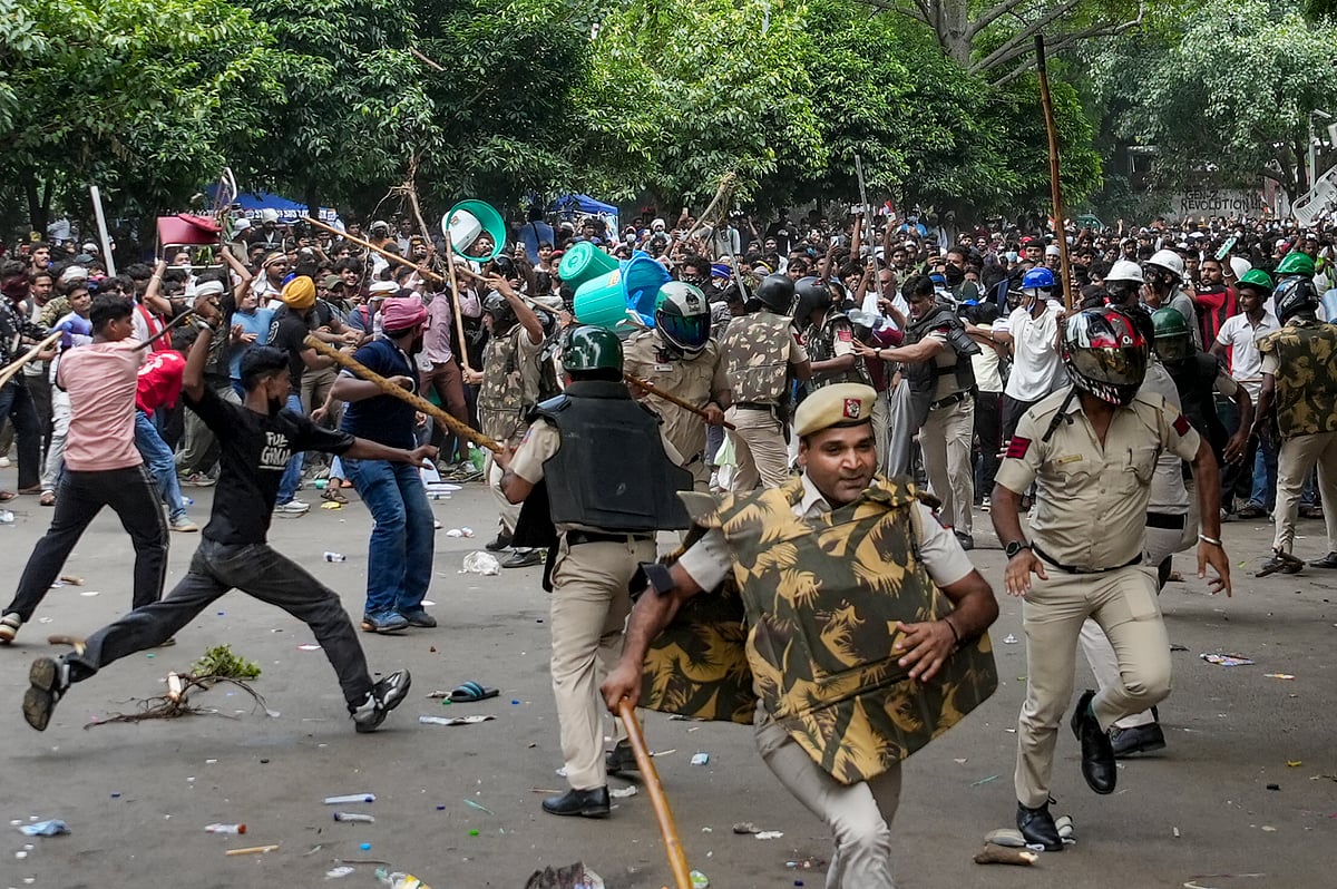 SC to hear Delhi Police plea to quash 13 FIRs against NEET protesters, file fresh case against 2,873