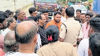 Police holding discussion with irate villagers at Gad Gate Bazaar 