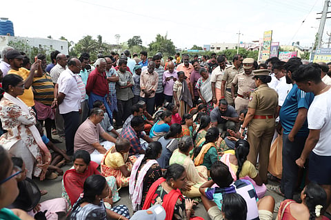 Local residents and social activists in Vellalore staging a road roko opposing the local body officials' decision to dump garbage on the 22-acre land near Pechiamman Kovil Street.