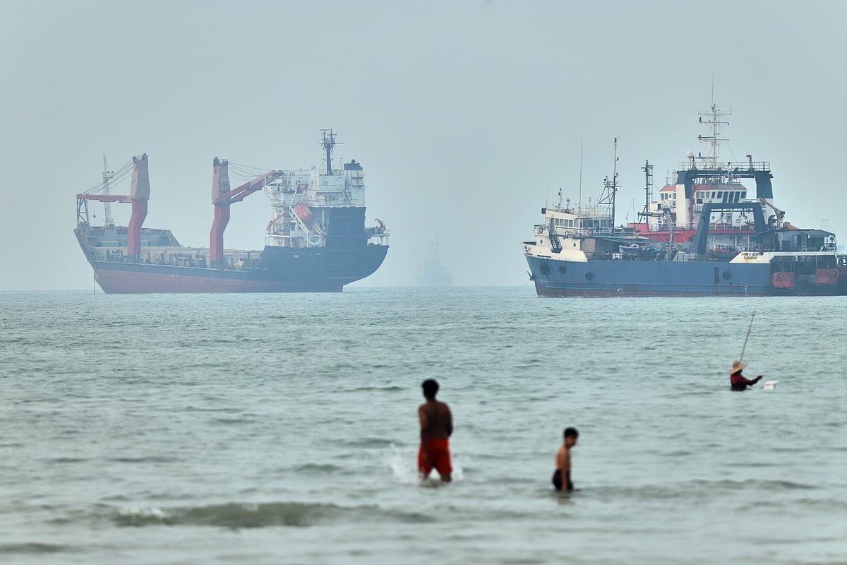 Oil prices ease after US and Iran pause attacks