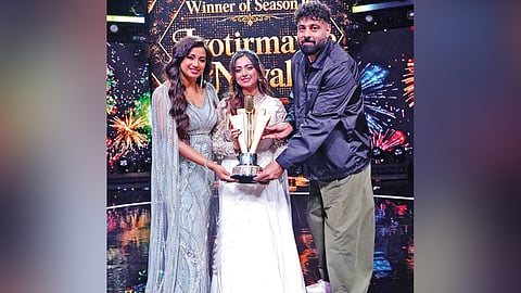 Jyotirmayee holding the winner’s trophy along with Bollywood singer Shreya Ghoshal and singer-rapper Badshah, on Sunday 