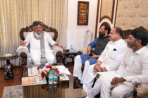 Irrigation Minister
N Uttam Kumar Reddy on
Wednesday met Karnataka Chief
Minister DK Shivakumar at
Karnataka Bhavan in Delhi