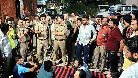 Talks involving senior administrative officers and representatives of employee bodies continued for several rounds.