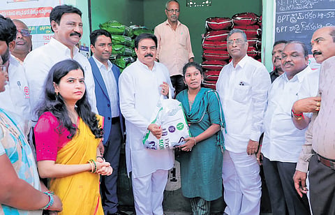 Minister for Food and Civil Supplies Nadendla Manohar inaugurated the programme at the APIIC Rythu Bazaar in Vijayawada and distributed rice to consumers.