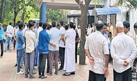A large crowd gathers at the Hagaribommanahalli police station | Express