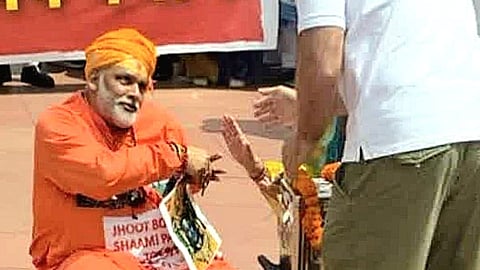 Launching a sharp attack on Yadav, Hari Giri alleged that the MP’s conduct mocked both Parliament and the spiritual significance attached to saffron attire.