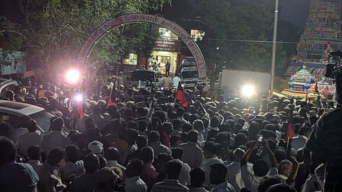 People outside the Sengipatti police station near Thanjavur, where LoP Udhayanidhi Stalin is being questioned. 