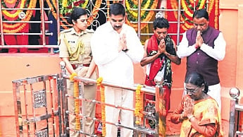 President Murmu, Governor Hari Babu Kambhampati and CM Mohan Charan Majhi offering prayers at Taptapani 