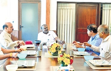 Senior BJP leaders Basavaraj Bommai, PC Mohan and R Ashoka discuss state poltiics with Union Minister and JDS leader HD Kumaraswamy in Delhi on Wednesday.
