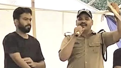 Screengrab from the viral video of Uttarakhand Police constable appearing in the Cockroach Janata Party protest at Jantar Mantar, New Delhi.