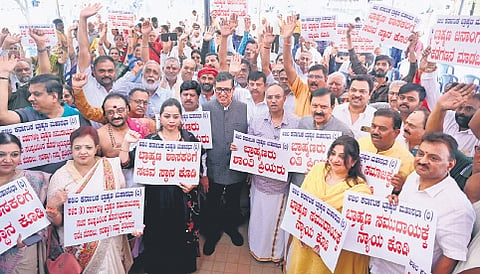 Akhila Karnataka Brahmana Mahasabha members protest in Bengaluru’s Freedom Park on Thursday, demanding that a legislator from the community be accomodated in the Karnataka cabinet.